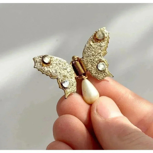 Jewelry - Vintage Sparkle Butterfly Pearl Embellished Brooch Pin